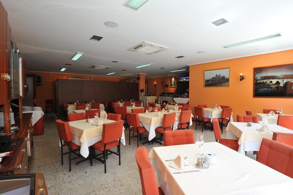 Hostal Coruna อัสตอร์กา ภายนอก รูปภาพ