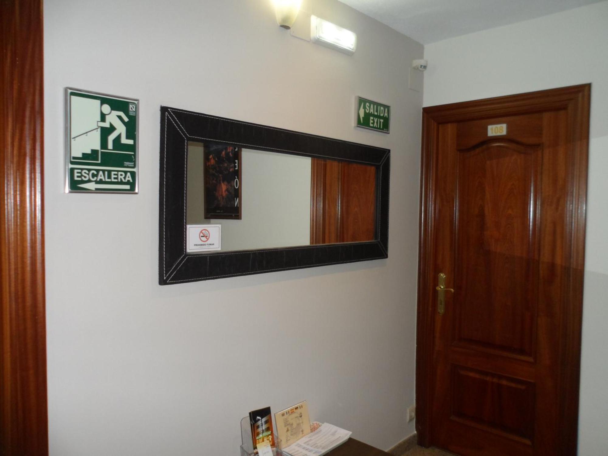 Hostal Coruna อัสตอร์กา ภายนอก รูปภาพ
