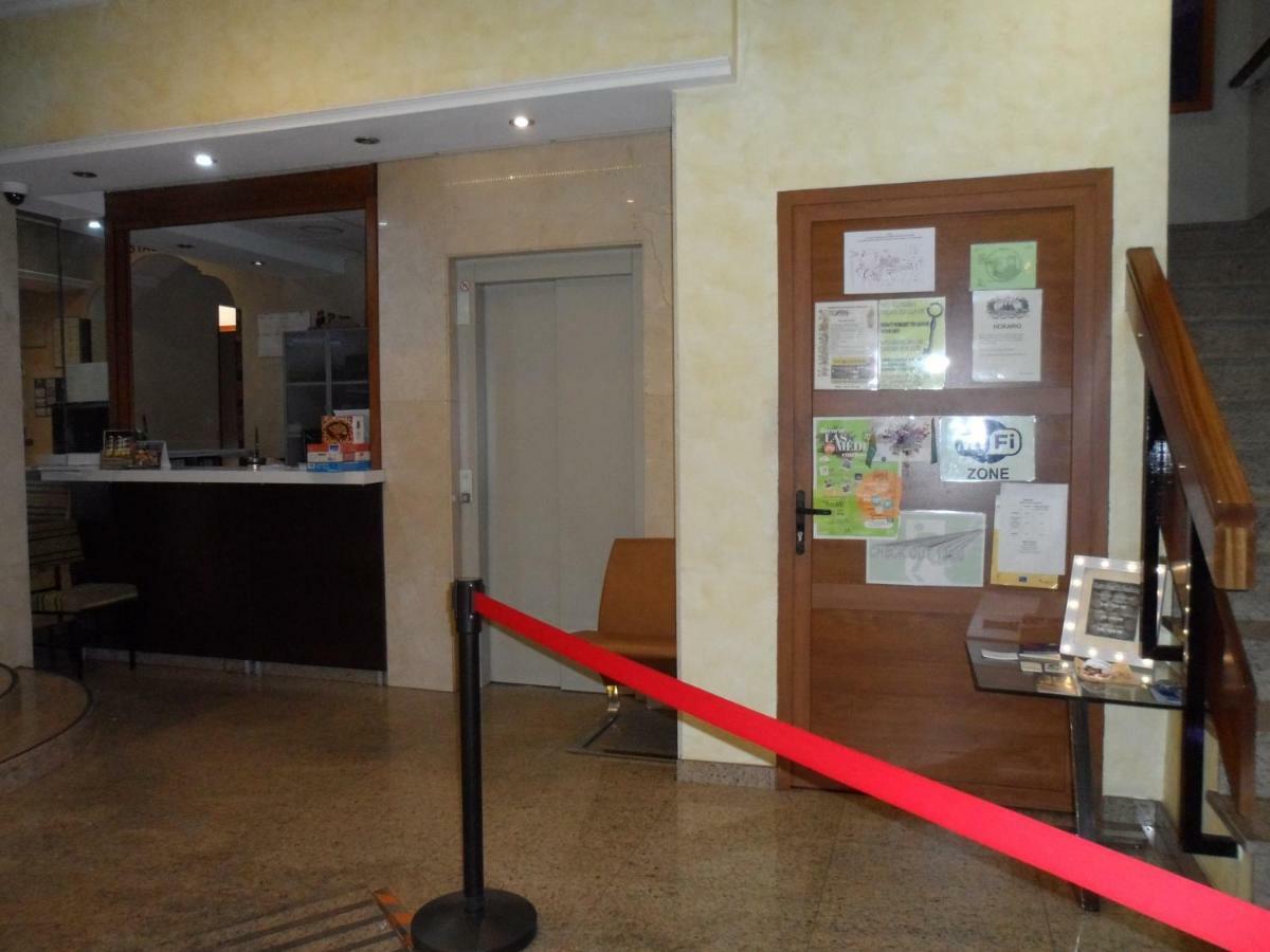 Hostal Coruna อัสตอร์กา ภายนอก รูปภาพ